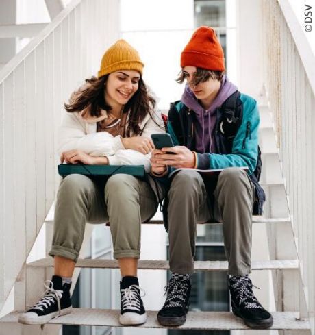 Zwei Schüler mit einem Smartphone